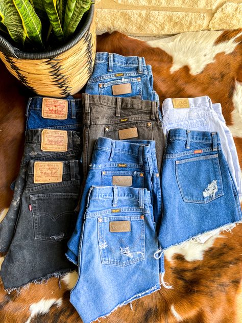 Wrangler Shorts Outfit, Casual Western Outfits, Peach Photography, Vintage Western Wear, Wrangler Shorts, Western Wear Outfits, Western Clothing, Vintage Wrangler, Distressed Denim Shorts