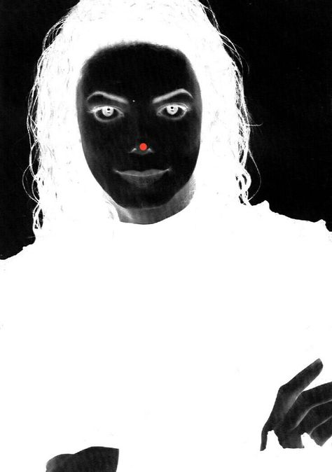 Black and white optical illusion. State at the red dot for 30 seconds then look away and blink. Red Dot Illusion, Stare At The Red Dot, Optical Illusions Mind Blown, Optical Illusions Drawings, Pet Shark, Tik Tok Videos Funny, Michael Jackson Hot, Illusion Pictures, Mike Jackson