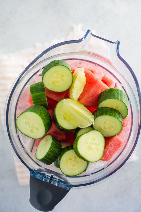 Watermelon Cucumber Juice- this 3 ingredient healthy juice recipe can be made in a blender and without a juicer. A healthy breakfast or snack! 3 Ingredient Juice Recipes, Watermelon Juicing Recipes, Watermelon Breakfast, Healthy Juice Recipe, Watermelon Snack, Watermelon Juice Recipe, Salad Packaging, Cucumber Smoothie, Menu Sarapan Sehat