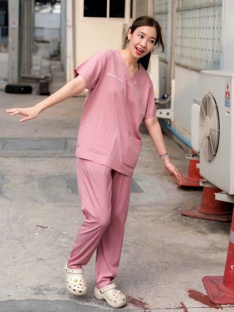 Nurse Uniform Aesthetic, Outfit Dokter, Doctor Work Outfit, Scrub Aesthetic, Doctor Uniform, Medical Scrubs Fashion, Doctor Dress, Korean Wedding Photography, Nurse Inspiration