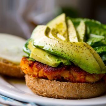 Sweet Potato Burgers - Easy & Super Healthy! Lenten Meals, Sweet Potato Veggie Burger, Potato Burger, Sticky Sesame Cauliflower, Veggie Pot Pie, Homemade Veggie Burgers, Oven Baked Fries, Sweet Potato Burgers, Salad Toppers