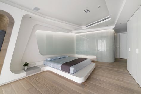 This room has continuous lines that run from the ceiling to the table surface, surrounding a transparent light box that reflects soft snowflakes. Futurism Design, Cot Design, Futuristic Bedroom, Smart Bed, Soft Furniture, Table Surface, Bedroom False Ceiling Design, Ceiling Design Bedroom, Futuristic Interior