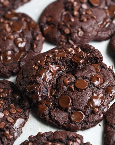 Big, thick double chocolate chip cookies made bakery style with crispy edges and thick, soft chewy middles. Double Chocolate Chip Cookie Recipe, Double Chocolate Chip Cookies, Double Chocolate Cookies, Cookie Calories, Chip Cookie Recipe, Peanut Butter Chocolate Chip, Chewy Cookie, Double Chocolate, Cookies Recipes Chocolate Chip