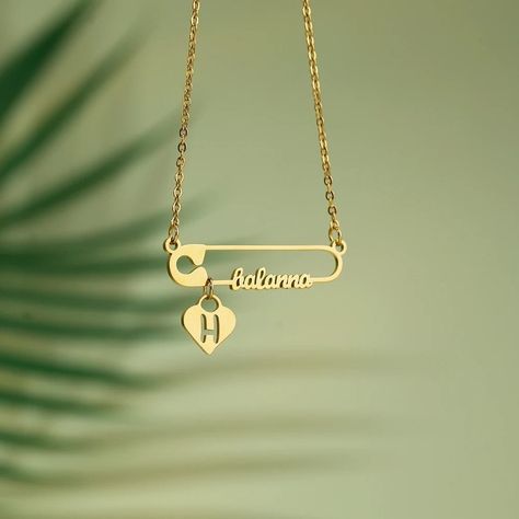 💕✨ Add a personal touch to your look! Our Custom Name Paper Clip Pendant Necklace is the perfect gift for Mom, your wedding day, or that special someone. Personalize it with an initial heart letter! 😍✨ Click here for more details or to buy: https://nuel.ink/CTYjRT 💖 #PersonalizedGifts #JewelryLovers #ChokerNecklace #GiftGoals Gold Jewellry, Heart Letter, Jewelry Photoshoot, Special Someone, Mom Necklace, Perfect Gift For Mom, Name Necklace, Paper Clip, Gift For Mom