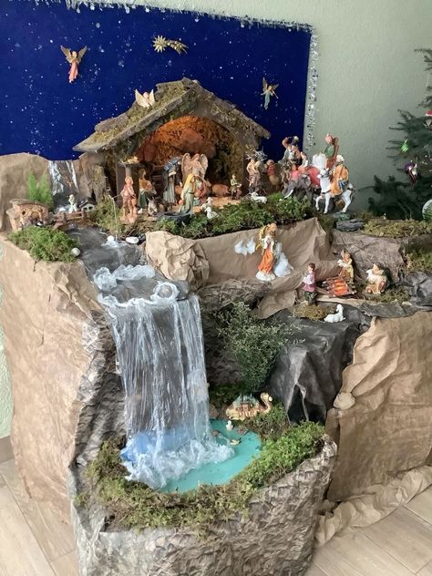 Nativity Scene Christmas Tree, Nativity Scene Decor Ideas Diy, Crib Ideas Christmas, Belen Christmas Decor Diy, Ideas Para Pesebres, Nativity Scene Decor Ideas, Nativity Scene Ideas, Pesebres Navidad Ideas Originales, Christmas Belen