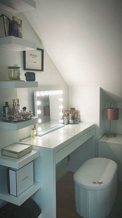 si vous voulez reprendre la photo prevenez moi je pourrais vous en passez d’autres 😽#coiffeuse #zaradrip #chambre #miroir#ikea #aesthetic #fullface #gril Ikea Beauty Desk, Model Room Aesthetic, Ikea Aesthetic, Pink And Grey Room, Princess Room Decor, Modern Apartment Living Room, Room Organization Bedroom, White Room Decor, Luxury Room Bedroom