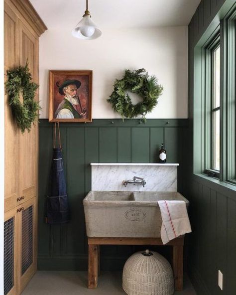 Building Walnut Farm mudroom Bucket Sink, Farmhouse Laundry, Painted Walls, 아파트 인테리어, Boot Room, Laundry Mud Room, Style Deco, Laundry Room Design, Marble Bathroom