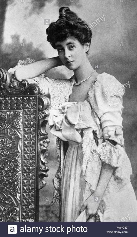 Alva's daughter Consuelo Vanderbilt as a debutante in Newport, around 1894. She would later become Jennie's niece by marriage and the Duchess of Marlborough. Consuelo Vanderbilt, Gilded Age, Edwardian Era, Vintage Portraits, High Society, Vintage Photo, Churchill, Old Photos, Vintage Photos