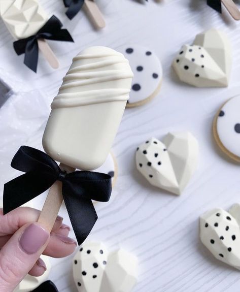 Black And White Cakesicles, Black Cakesicles, Black And White Treats, Rice Krispies Pops, Popsicles Cake, Cake Pop Designs, Sugar Cookie Cakes, Cake Pop Decorating