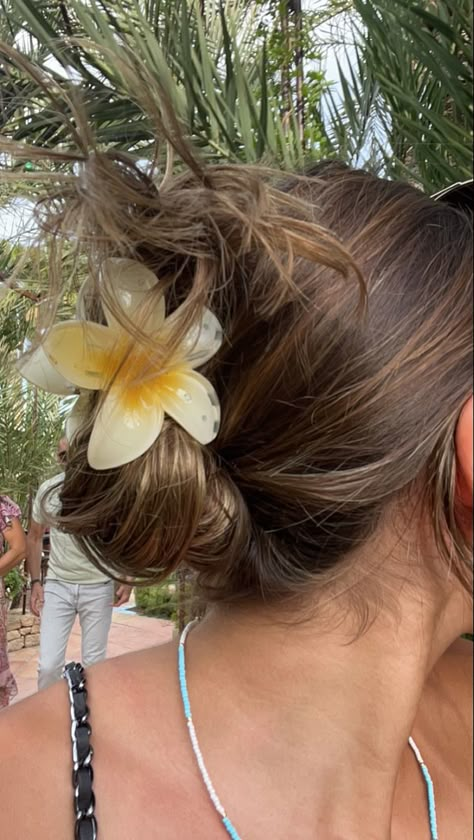 사진 촬영 포즈, Clip Hairstyles, روتين العناية بالبشرة, Flower Hair Clips, Hair Claws & Clips, Aesthetic Hair, Beach Girl, Summer Aesthetic, Flowers In Hair