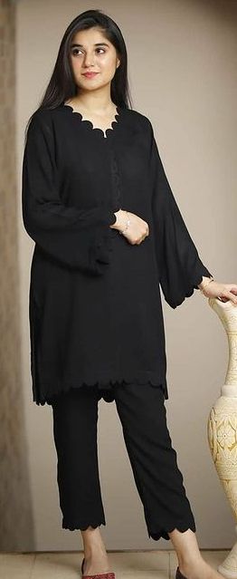 Simple Pakistani Dresses Shalwar Kameez, Plain Lawn Suit Design Ideas, Simple Shirts Design Pakistani, Black Dress Pakistani, Simple Suit Designs Pakistani, Pakistani Black Suit Design, Plain Black Suit Designs, Black Kurti For Women, Black Suit Designs Pakistani