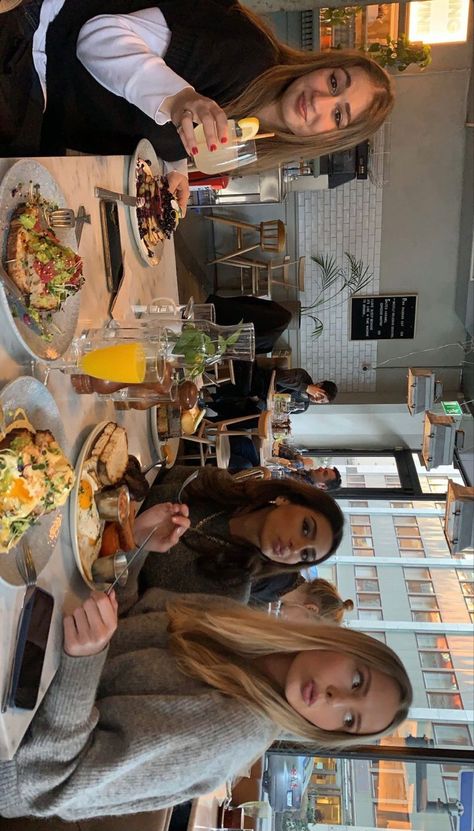 Birthday Brunch At Restaurant, Birthday Brunch Restaurant, Birthday Lunch Aesthetic, Brunch Friends Aesthetic, Friends Brunch Aesthetic, Girl Brunch Aesthetic, Brunch Astethic, Brunch Aesthetic Restaurant, Stockholm Birthday