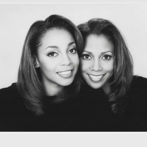 Terry Ellis of En Vogue and Holly Robinson Peete. They look like sisters, but aren't. However, they are BFF's. Holly Robinson Peete, Holly Robinson, What I Like About You, Girls Rock, Celebrity Look, Black Culture, Look Alike, Celebrity Photos, American Actress