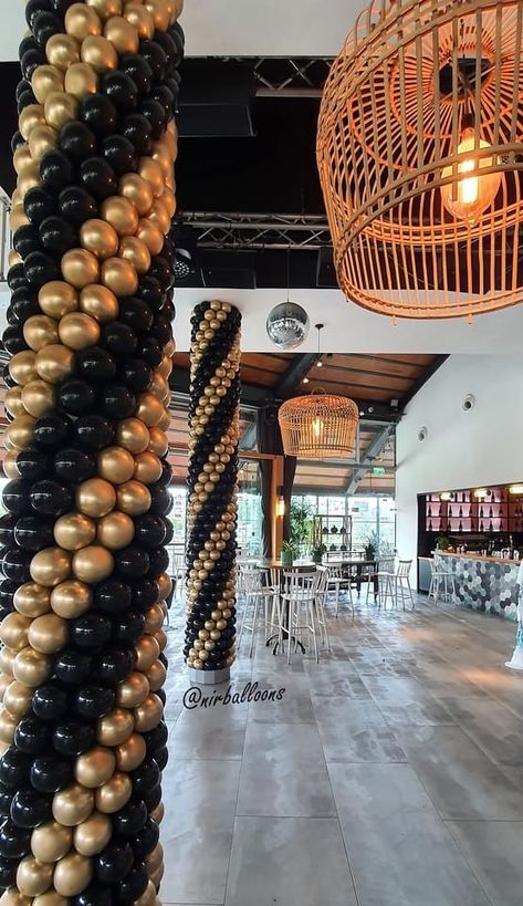 Balloon Garland On Pillars, Balloons On Pillars, Balloon Columns Ideas, Outdoor Decorations Ideas, Red Table Decorations, Ballon Column, Prom Balloons, Column Decoration, Surprise Birthday Decorations