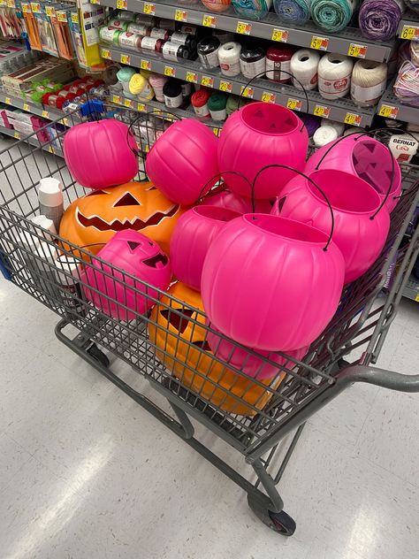 The Great Pumpkin Halloween Porch! Spray paint inexpensive jack-o-lanterns, pumpkin pails and make a jack-o-lantern topiary for a festive pumpkin porch! Jack O Lantern Bucket Crafts, Jack O Lantern Archway, Plastic Jack O Lantern Ideas, Jack O Lantern Decorations, Pumpkin Porch, Bucket Crafts, Pumpkins For Sale, Haunted House Diy, Pumpkin Pail