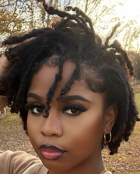 Short Fluffy Locs, Super Short Locs, Small Afro Hairstyles, Knotless Braids In A Ponytail, Short Locs Women, Short Locs Black Women, Short Dreadlock Styles For Women Black, Very Short Locs Hairstyles, Really Short Locs