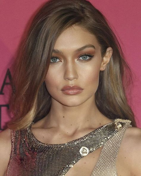 Gigi Hadid Light Brown Hair, Gigi Hadid Dark Hair, Gigi Hadid Long Hair, Gigi Hadid Makeup, Gigi Hadid Hair, Edgy Makeup, Dark Blonde, Gold Hair, Light Brown Hair