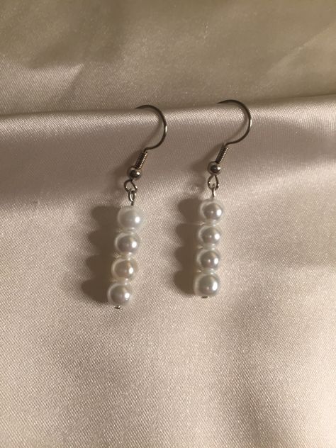 Homemade Earrings Aesthetic, Aretes Aestethic E-girl, Aesthetic Bead Earrings, Aesthetic Diy Earrings, Easy Beaded Earrings Diy, Aros Aesthetic, Selfmade Earrings, Aretes Aesthetic, Aesthetic Beaded Jewelry