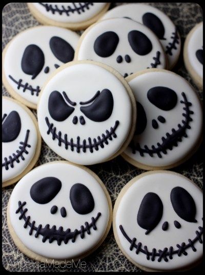 Jack-Skellington-Sugar-Cookies Snack Halloween, Dessert Halloween, Postres Halloween, Kids Halloween Food, Halloween Cookie Recipes, Halloween Donuts, Dulces Halloween, Halloween Cookies Decorated, Halloween Sugar Cookies