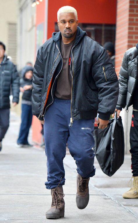 Kanye West from The Big Picture: Today's Hot Photos  Blondie!  The rapper is seen leaving his Manhattan apartment on Saturday morning. Kanye West Outfits, Kanye Fashion, Kanye West Style, Yeezy Season, Fantasias Halloween, Looks Style, Mens Street Style, Kanye West, New York Fashion Week