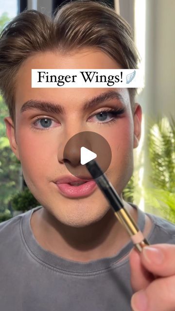 Trevor Barrett on Instagram: "Finger Wings!🖤 An easy & effective way to getting winged liner without tape or a freehand pen🤍🙂‍↔️ What would you like to learn about next?☺️  Used @esteelauder Noir Kohl Pencil - would also reccomend @urbandecaycosmetics Pervers*on Pencil or @hudabeauty Kohl pencil🫶🖤 #eyeliner #eyeshadow #makeuptutorial" Powder Winged Eyeliner, Eyeshadow Pencil How To Use, Eyeliner Faded, How To Wing Eyeliner Easy, Eyeliner With Pencil, Pencil Eyeliner Tutorial, Flick Eyeliner, Best Waterproof Eyeliner, Wing Liner