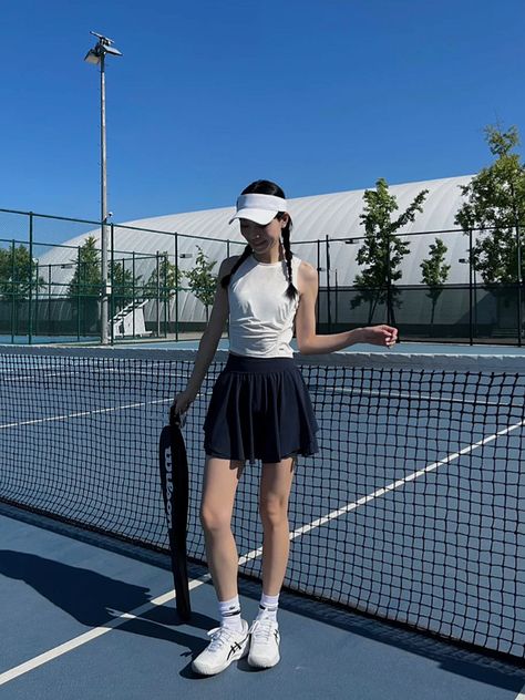 Tennis Skort Outfit, White Tennis Outfit, Black Tennis Skirt Outfit, Sport Skirt Outfit, Tennis Fits, Theme Nights, Skort Outfit, Black Tennis Skirt, Tennis Outfits