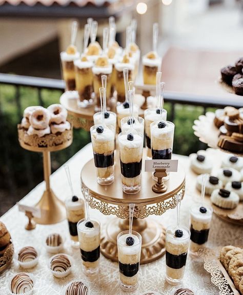 Roaring 20s Dessert Table, Black And Gold Dessert Bar, Black And Gold Desserts, Black And Gold Dessert Table Ideas, Prom Desserts, Gatsby Dessert Table, Black And White Party Decorations, Gold Dessert Table, White Dessert Tables