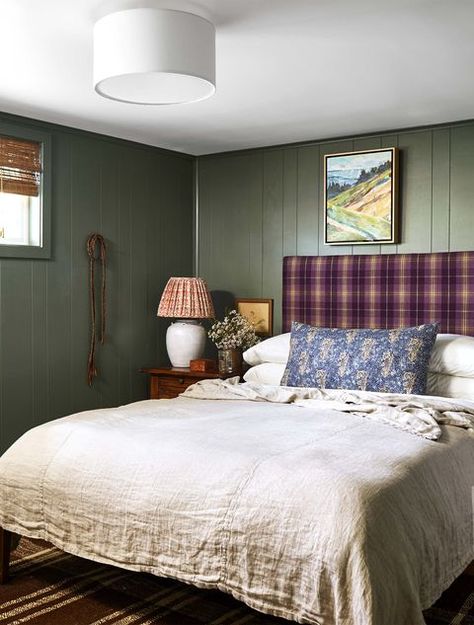 Seaside Bedroom, Lavender Interior, Cabin Bedroom, New York Homes, Diy Headboards, Green Paint Colors, Large Dining Room, Mug Design, Diy Headboard