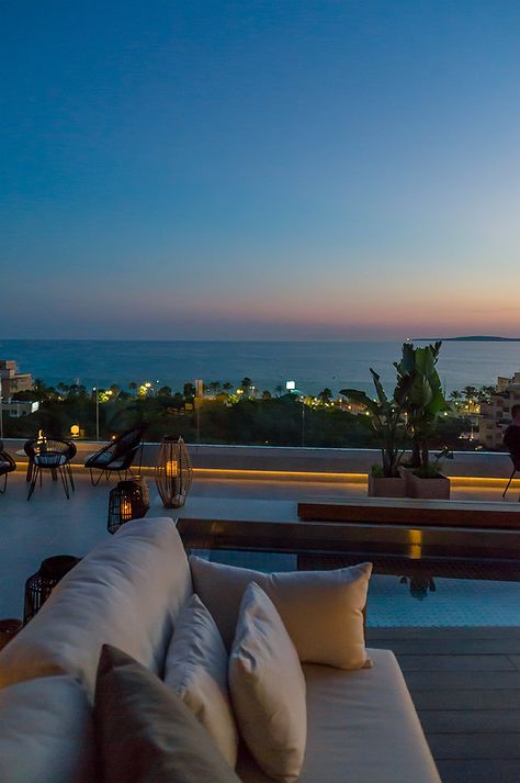 Katagi Blau – Mallorca Restaurant & Rooftop Bar für den perfekten Sundowner an der Playa de Palma Mallorca Restaurant, Honeymoon Activities, Sunken Hot Tub, Cavo Tagoo Mykonos, Honeymoon Night, Terrace Restaurant, Rooftop Terrace Design, Rooftop Restaurant, Rooftop Garden