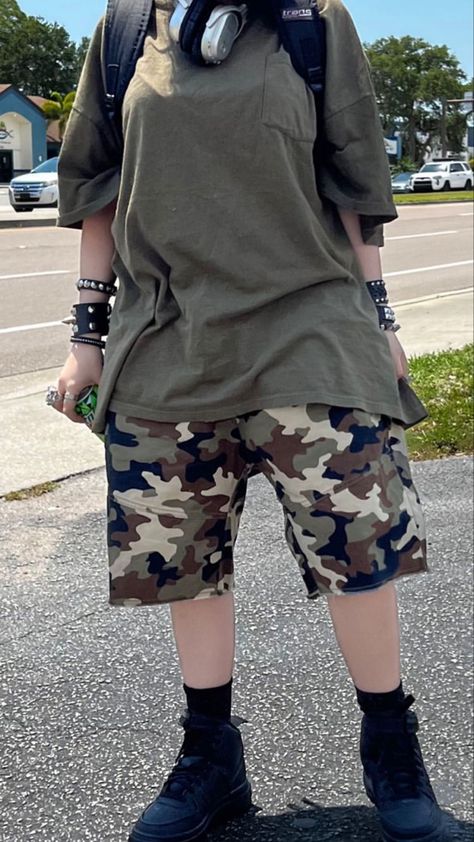 Punk Skater Outfits, Lazy Punk Outfits, 80s Fashion For Women Summer, Punk Outfits For Women 80s, Camouflage Shorts Outfit Women, Green Shorts Outfit Aesthetic, Loser Girlfriend, Punk Outfits Summer, Summer Punk Streetwear Pants