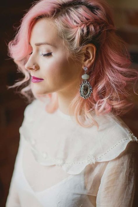 love the link hair and side braid Pink Hair Bride, Rocker Wedding, Edgy Bridal, Rock N Roll Wedding, Green Wedding Colors, Rock Wedding, Alternative Bridal, Rock N Roll Bride, Alternative Bride