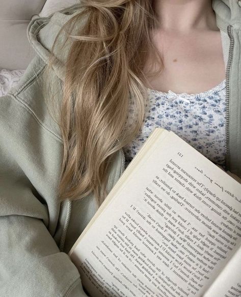 Reader Girl, All The Bright Places, Girl Reading, Book Girl, Video Editor, Blonde Girl, Study Motivation, Book Aesthetic, Love Book