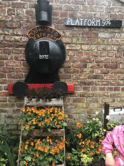 Harry Potter Garden Ideas, Hogwarts Garden, Harry Potter Garden, Harry Potter Library, Hogwarts Train, Potter Head, Container Garden Design, Garden Inspo, Harry Potter Halloween