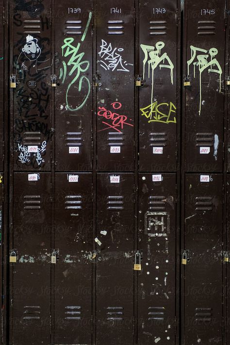 graffiti in the lockers college Graffiti Bedroom, Back To School Wallpaper, Magazine Design Cover, Locker Designs, College Aesthetic, School Lockers, Graduation Photography, Lounge Decor, Graffiti Lettering