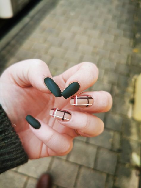 Tartan print dark green nails Nail Ideas Dark Academia, Dark Academia Nail Ideas, Scottish Themed Nails, Dark Green Autumn Nails, Squoval Nails Winter, Dark Academia Nails Acrylic, Academia Nails Aesthetic, Dark Academia Nails Ideas, Dark Winter Nail Designs