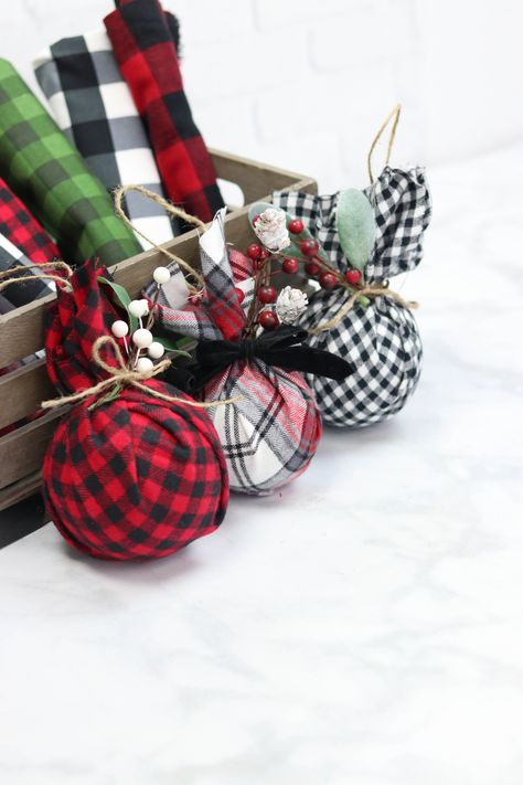 Christmas Diy Kids, Plaid Christmas Decor, Farmhouse Style Christmas, Diy Christmas Ornament, Country Christmas Decorations, Christmas Projects Diy, Christmas Ornament Pattern, Fabric Ornaments, Christmas Ornaments Homemade