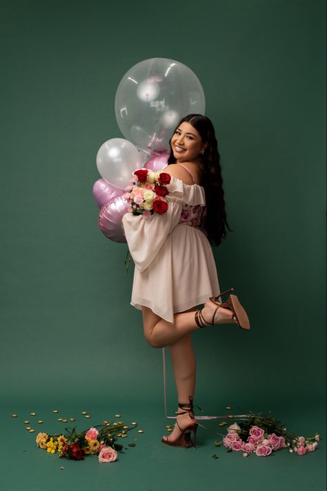 Bday Photoshoot Poses, Birthday Pose With Flowers, Birthday Session Woman, Balloon Birthday Photoshoot, Bday Shoot Ideas Women, Birthday Photoshoot Balloons, Simple Birthday Photoshoot, Birthday Photoshoot With Balloons, Balloon Photoshoot Ideas