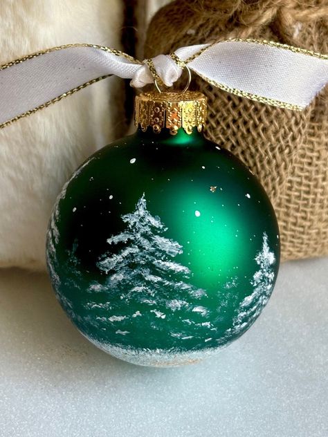 Christmas Glass Painting, Christmas Dioramas, Painted Glass Ornaments, Green Christmas Ornaments, Painting Ornaments, Christmas Orniments, Hand Painted Bauble, Paint Christmas, Handpainted Christmas Ornaments