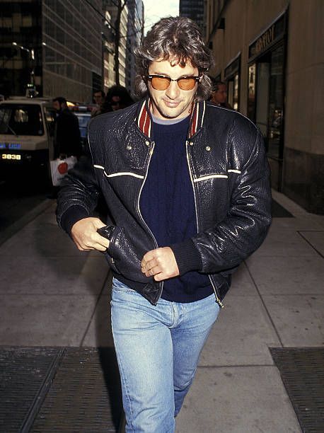 80s Airport Style, Richard Gere 80s, Richard Gere Style, 80s Men Aesthetic, Richard Gere 90s, Mens Airport Style, Ron Galella, Cool Coats, Dad Fashion