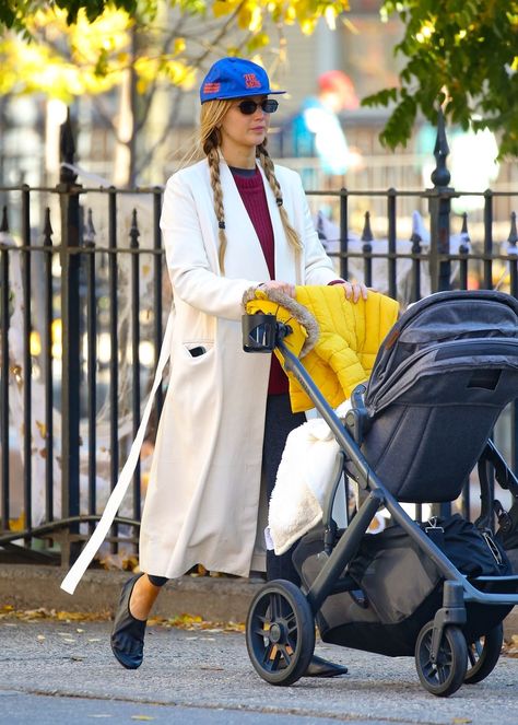 Jennifer Lawrence’s Non-Shoe Is Surprisingly Chic | Vogue Jennifer Lawrence Street Style, Carrie Underwood Workout, Long White Coat, Jennifer Lawrence Style, New Balance Trainers, Workout Moves, Ballet Pumps, 가을 패션, Jennifer Lawrence