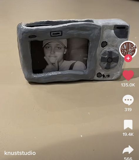 Ceramic Camera Sculpture, Poloroid Holder Air Dry Clay, Clay Camera Diy, Camera Clay Art, Clay Camera Picture Frame, Air Dry Clay Camera, Air Dry Clay Photo Frame, Picture Holder Clay, Matching Clay Ideas