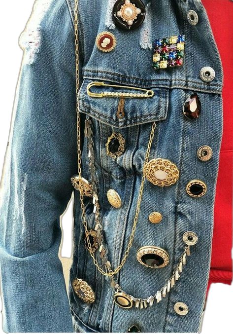 Denim Jacket With Brooch, Pins On Denim Jacket, Diy Denim Jacket, Embellished Denim Jacket, Diy Jacket, Diy Fashion Accessories, Denim Ideas, Denim Diy, Embellished Denim