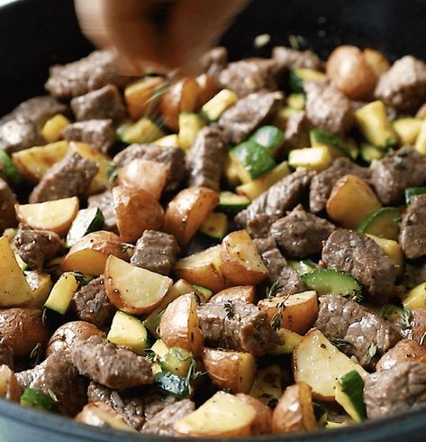 Quick Beef and Zucchini Skillet (Meal-Prep) - Primavera Kitchen Beef And Zucchini, Quick Evening Meals, Healthy Skillet Meals, Zucchini Skillet, Healthy Lunch Meal Prep, Cast Iron Skillet Recipes, Beef Stew Meat, Easy Healthy Meal Prep, Macro Meals