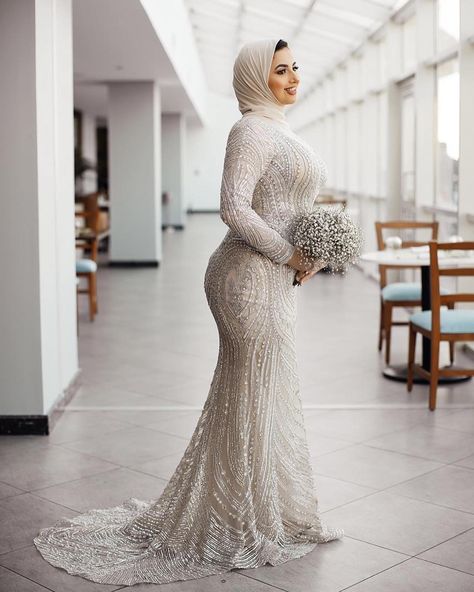 Hijabi Soiree, Muslim Prom Dress, Lace Styles For Wedding, Wedding Couple Pictures, Bridesmaid Tulle, Extravagant Wedding Dresses, Hijab Dress Party, Bridal Hijab, Elegant White Dress