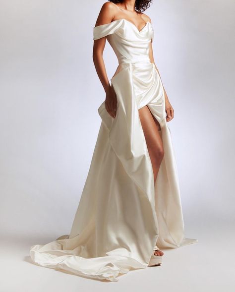 Dresses Vivienne Westwood, Westwood Wedding Dress, Vivienne Westwood Bridal, Vivienne Westwood Wedding Dress, Vivienne Westwood Wedding, Dress Glamour, Crystal Wedding Dress, Silver Cocktail Dress, Dream Wedding Ideas Dresses