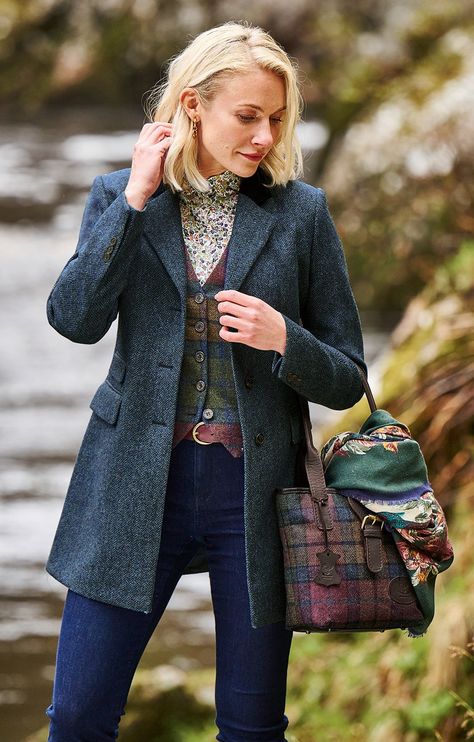 Ladies Modern Cheltenham Jacket - House of Bruar Scottish Fashion Woman, Scottish Outfit Women, Irish Fashion Women, British Style Women Outfits, Ladies Tweed Jacket, Countryside Outfit, Winter Date Outfits, Vintage Academia, Scottish Women