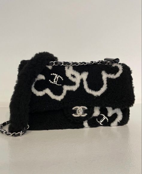 Chanel Purse Aesthetic, Black Chanel Purse, Purse Aesthetic, Fluffy Bag, Black And White Bags, Chanel Black And White, Expensive Bag, Chanel Purse, Luxury Purses