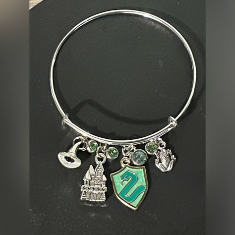 Perfect For Any Harry Potter Enthusiasts, This Handmade Bracelet Boasts A Stunning Slytherin Crest Charm In Enamel, Complemented By A Selection Of Charms Including A Castle, Sorting Hat, Frog, And Green Gem Accents, All Carefully Crafted To Create A Truly Unique Piece Of Jewelry. Slytherin Merch, Hogwarts Jewelry, Slytherin Accessories, Slytherin Necklace, Slytherin Jewelry, Booktok Merch, Harry Potter Iphone Wallpaper, Slytherin Funny, Harry Potter Bracelet