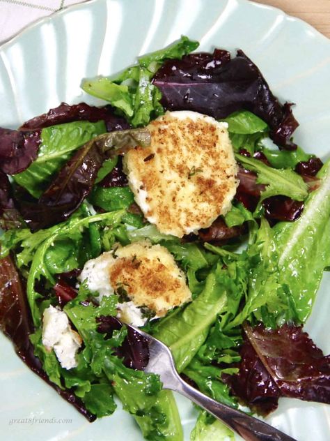 Green Salad with Warm Goat Cheese Rounds - Great Eight Friends Warm Goat Cheese Salad, Best Salad Dressing, Baked Goat Cheese, Citrus Dressing, Green Salad Recipes, Goat Cheese Recipes, Simple Green Salad, Eat Salad, Goat Cheese Salad