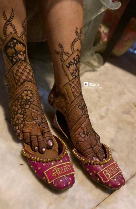 Bridal Mehendi Designs Legs Brides, Bride Mehndi Dress, Bridal Mehndi Designs Legs Brides, Mehndi Dress For Bride Sister, Bride Sister Mehndi, Bride Leg Mehendi Design, Mehndi Look For Bride, Bride Mehndi Designs, Mehndi Bridal Dress